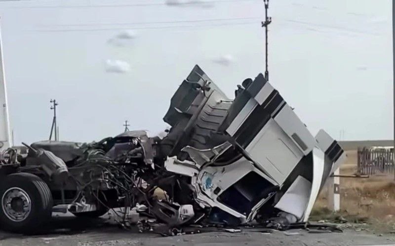 Ақтөбеде жүк көлігі пойыз тепловозымен соқтығысты