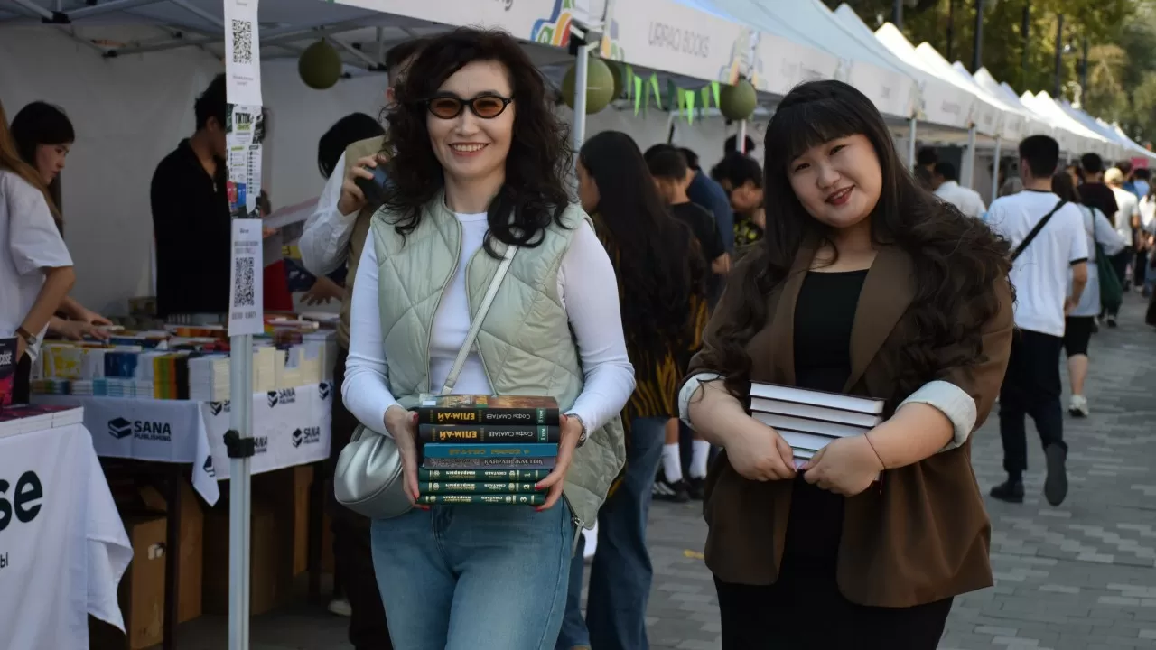 "КітапFest": в Алматы стартовала книжная ярмарка, объединившая литературу и читателей