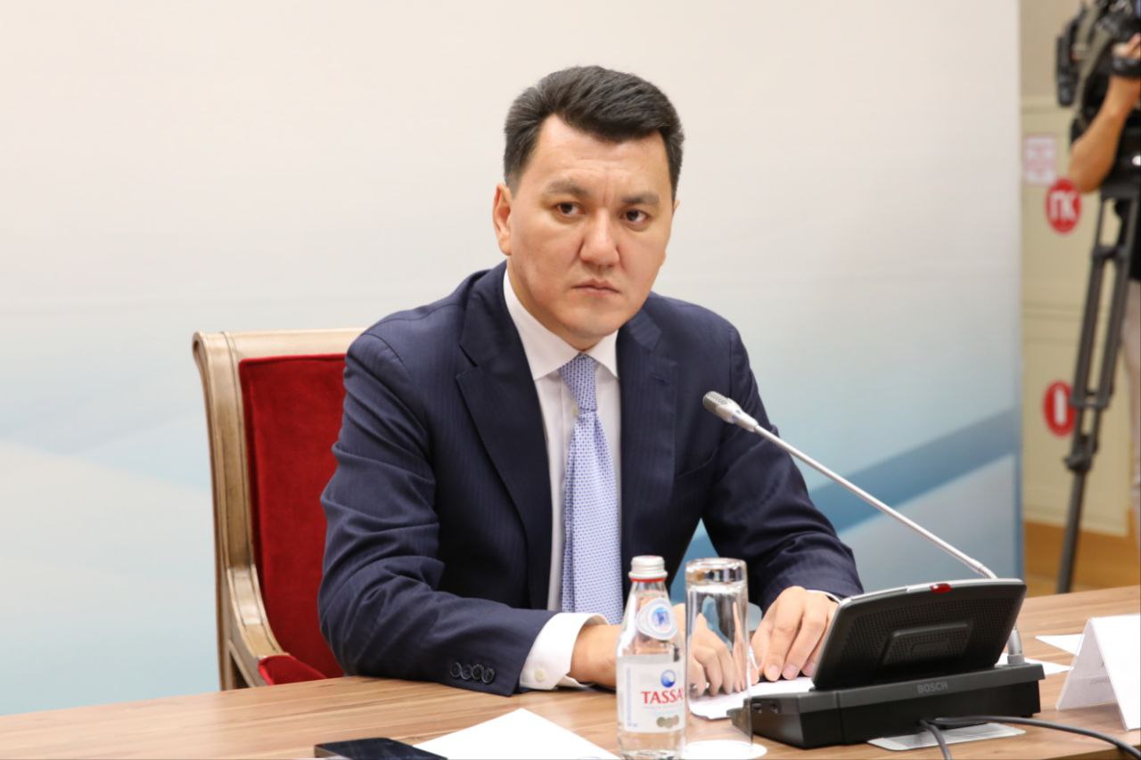 Ерлан Қарин Маңғыстауда қаза тапқан әскери қызметшілердің отбасына көңіл айтты