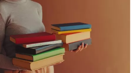 Власти Сингапура начали платить за чтение книг