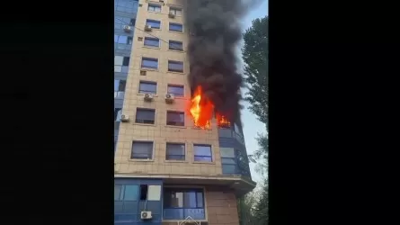 Сильный пожар произошел в одной из многоэтажек Алматы
