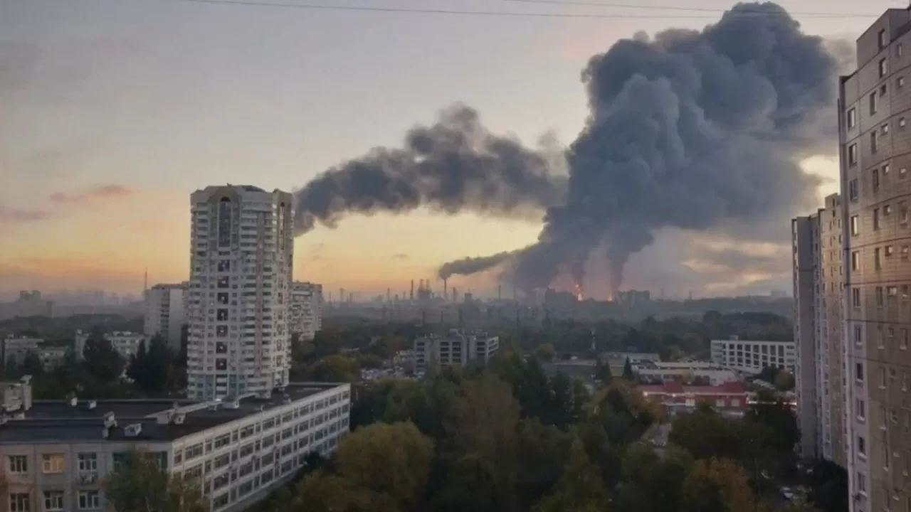 Атака беспрецедентного масштаба: Московский НПЗ получил повреждения после удара дронов
