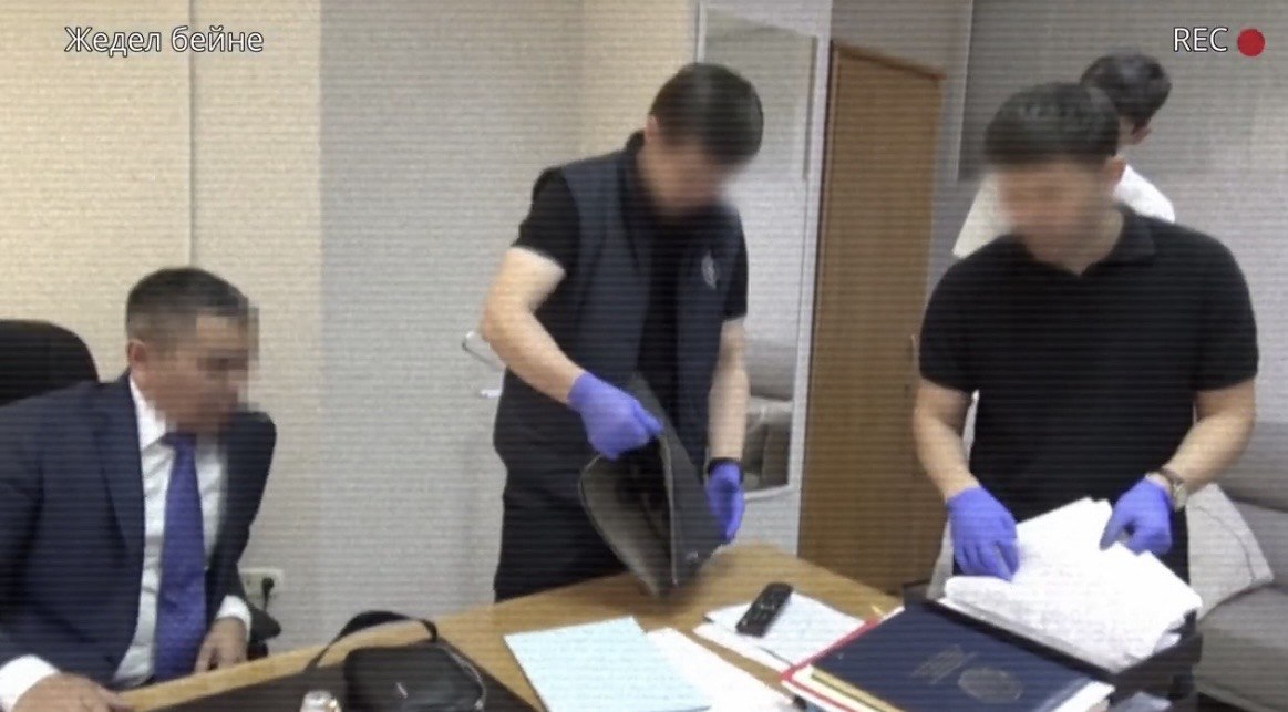 Ауыр жүк көліктерінің кедергісіз жүруіне рұқсат еткен: Көлік саласындағы 2 басшы ұсталды
