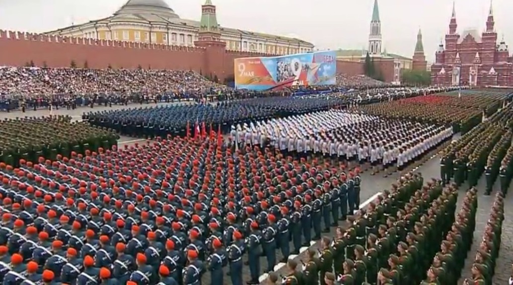 Нұрсұлтан Назарбаев Ресейдегі әскери шеруге қатысуда