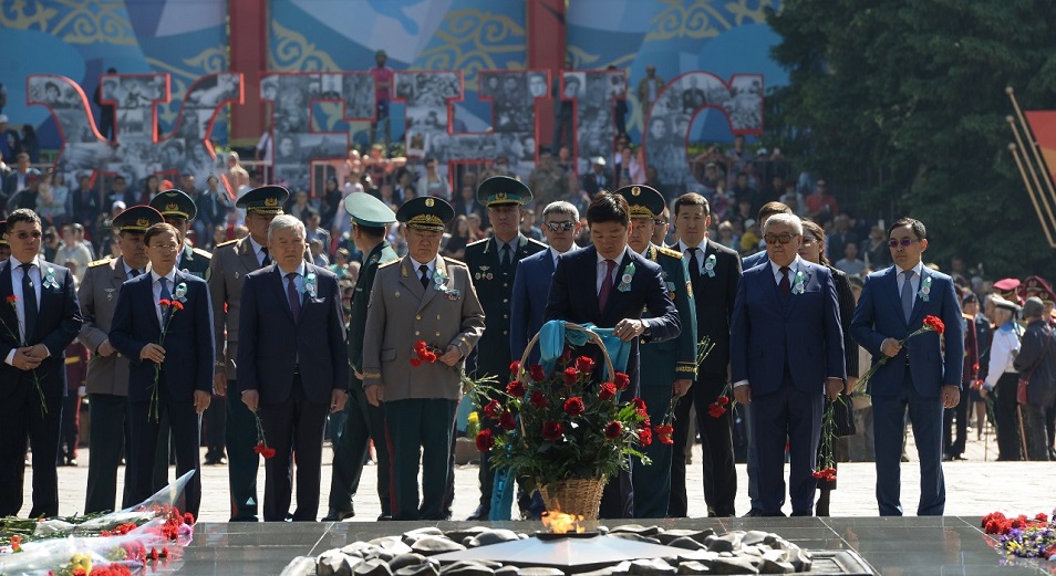 В Алматы в День Победы возложили цветы к Мемориалу славы в парке имени 28 гвардейцев-панфиловцев