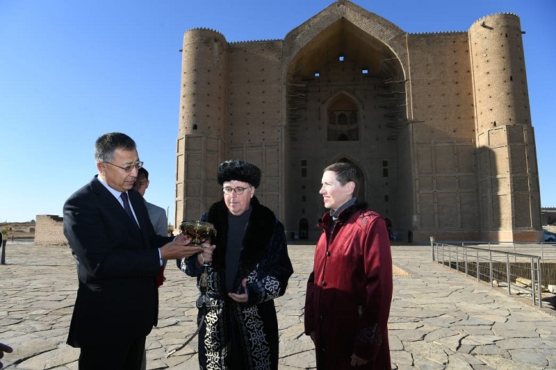 Супруги из США поделили место миллионного туриста, посетив Туркестан
