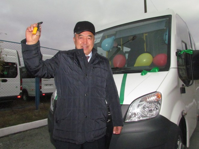 Ирландиялық еріктілер Аягөздегі балалар үйіне шағын автобус сыйлады