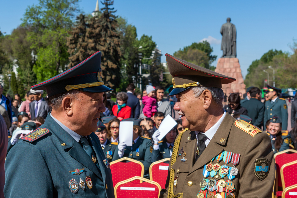 Отан қорғаушылар күні алматылық бозбалалар әскери борышын өтеуге аттанды  