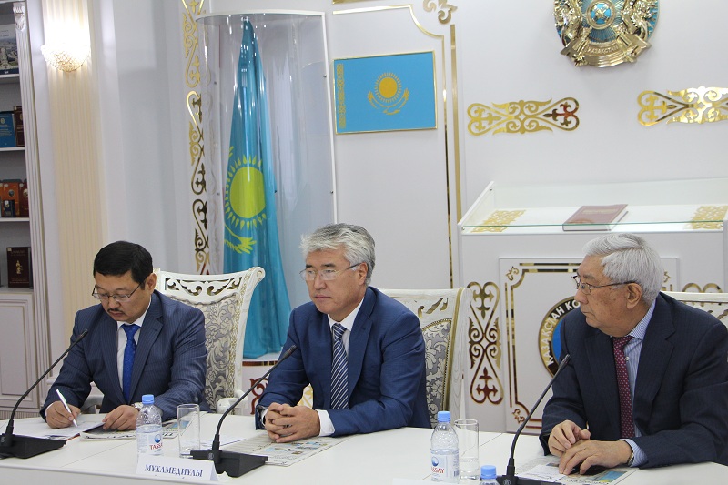 Первую газету на латинице Til-Qazyna презентовал министр Мухамедиулы