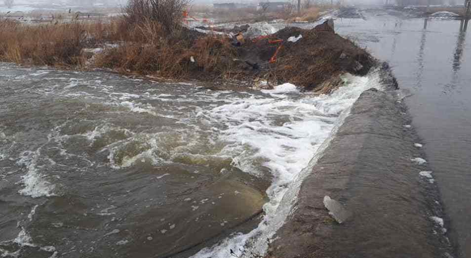 УЧС Темиртау "поймал" талую воду в новый обводной канал