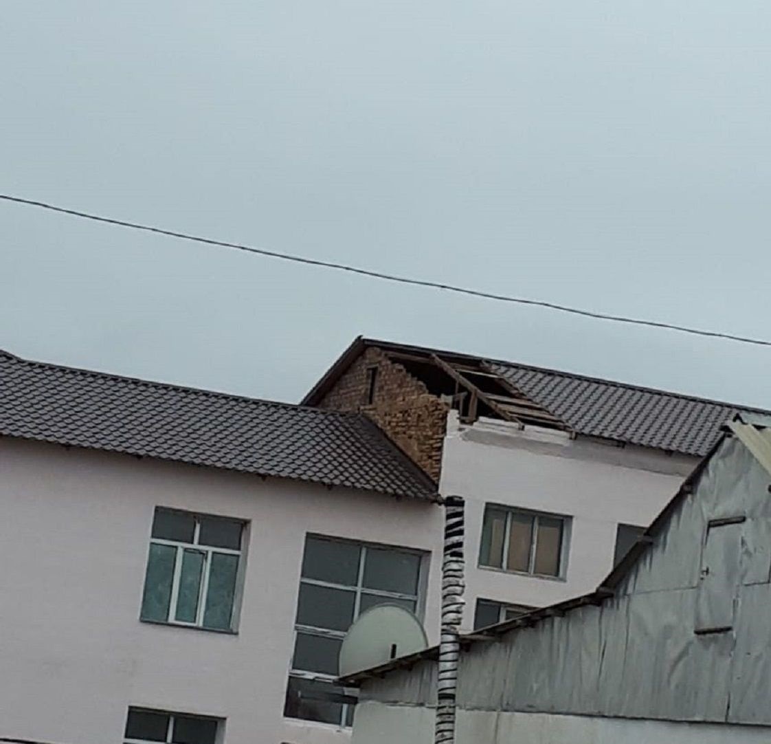 Ураганный ветер сорвал кровлю школы в Атырауской области  
