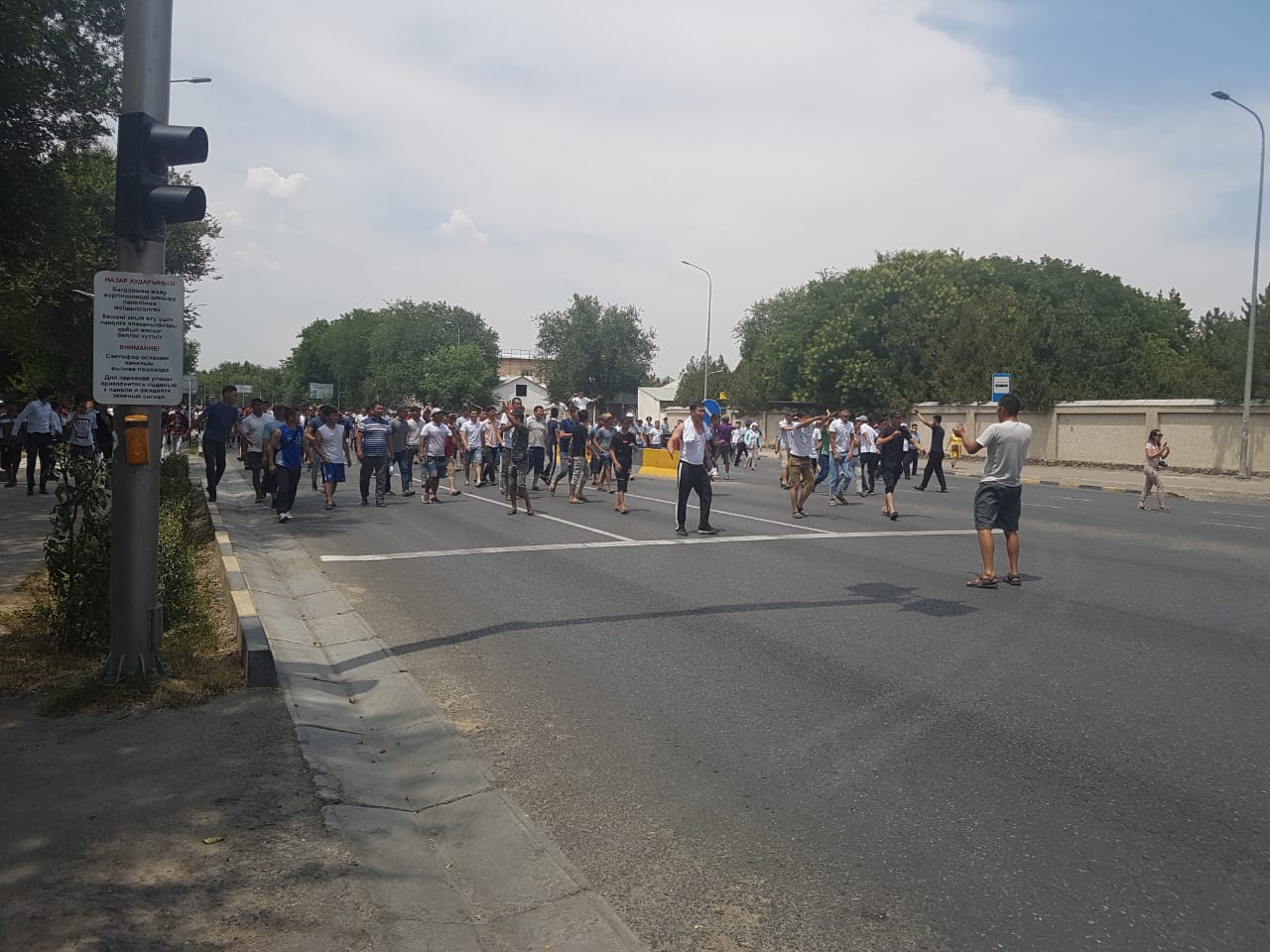 Шымкентте митингіге шыққан наразы топ қалаға қарай бет алды