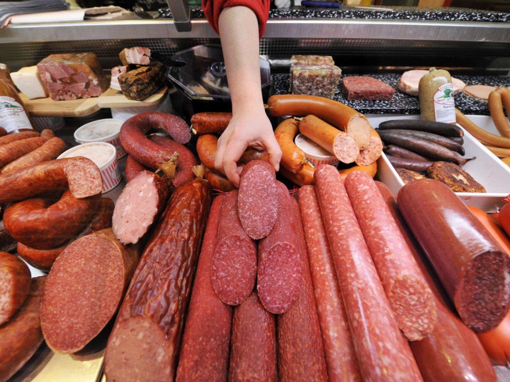 Опасную мясную продукцию выявили в регионах РК, её изымают с прилавков 