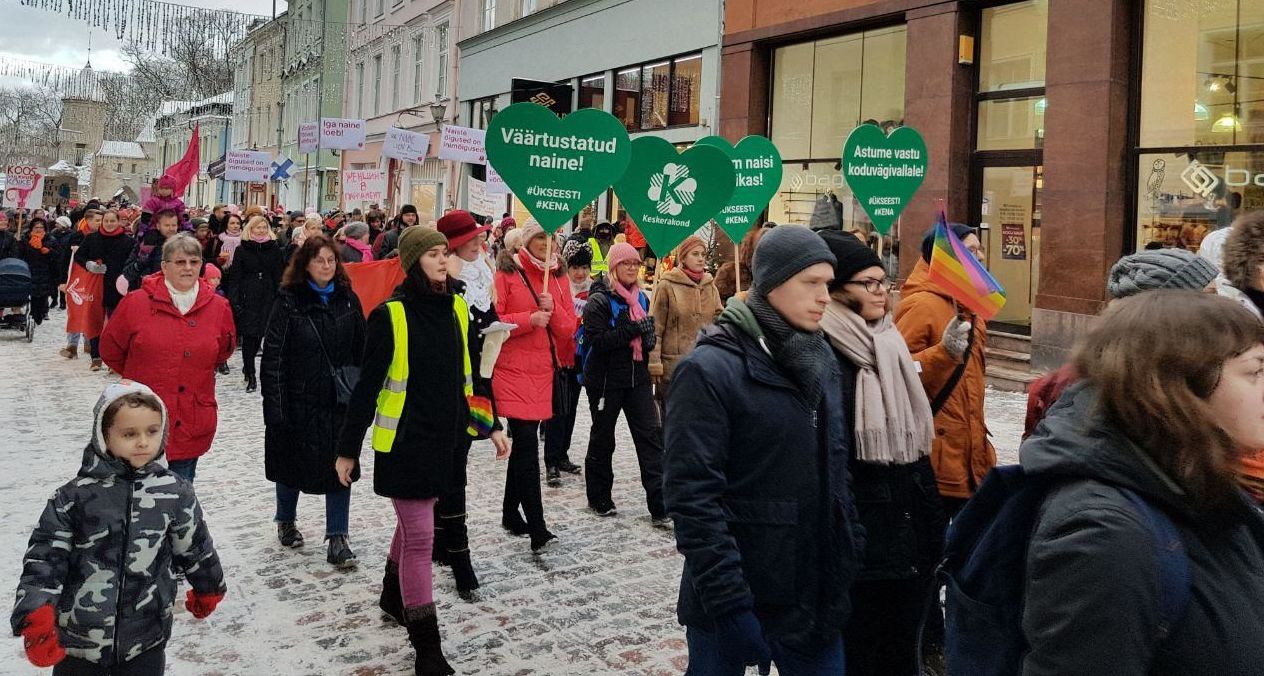 За равную с мужчинами зарплату выступили маршем женщины в Эстонии
