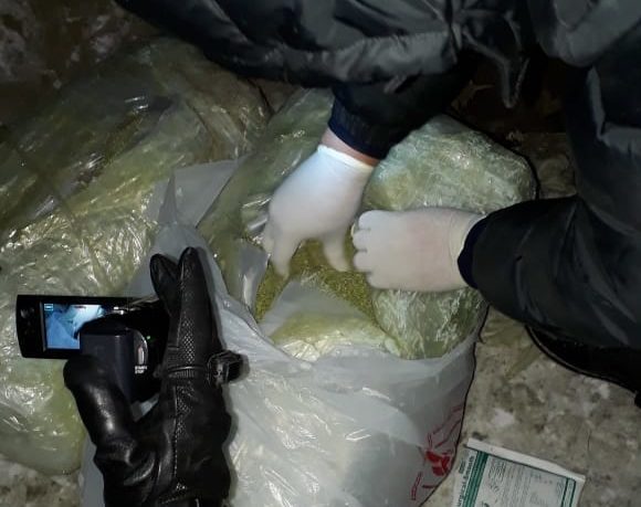 Ақтөбелік полиция қызметкерлері 5 қап есірткі тәркіледі