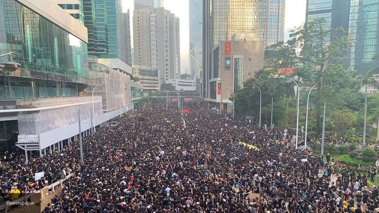 В Гонконге в День образования КНР проходят многотысячные акции протеста, несмотря на запрет полиции