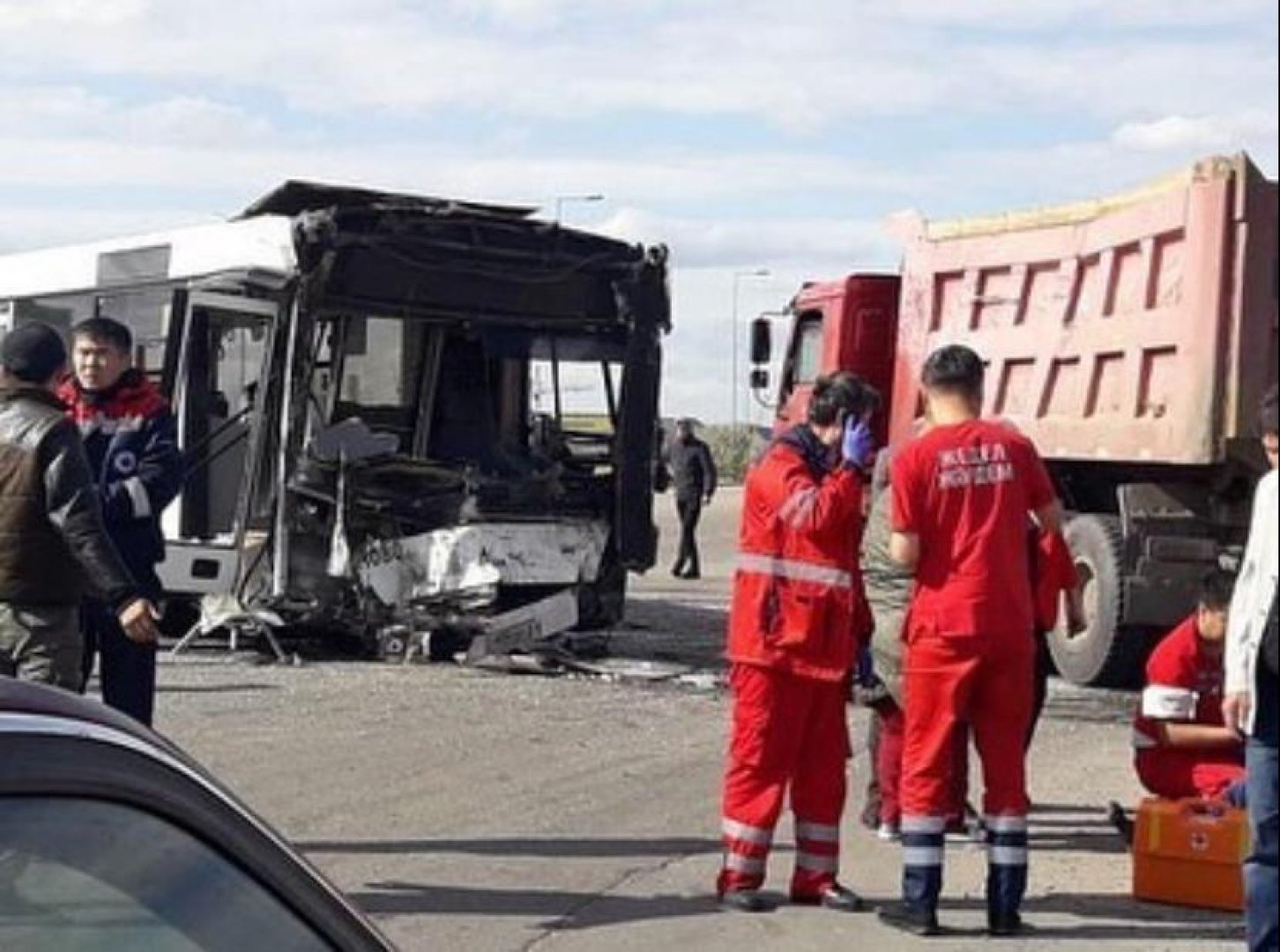 Более 20 человек пострадали при столкновении грузовика с маршрутным автобусом в Нур-Султане
