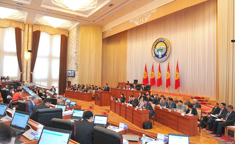 Оппозиционеры в парламенте Кыргызстана хотят законодательно отменить неприкосновенность экс-президента страны