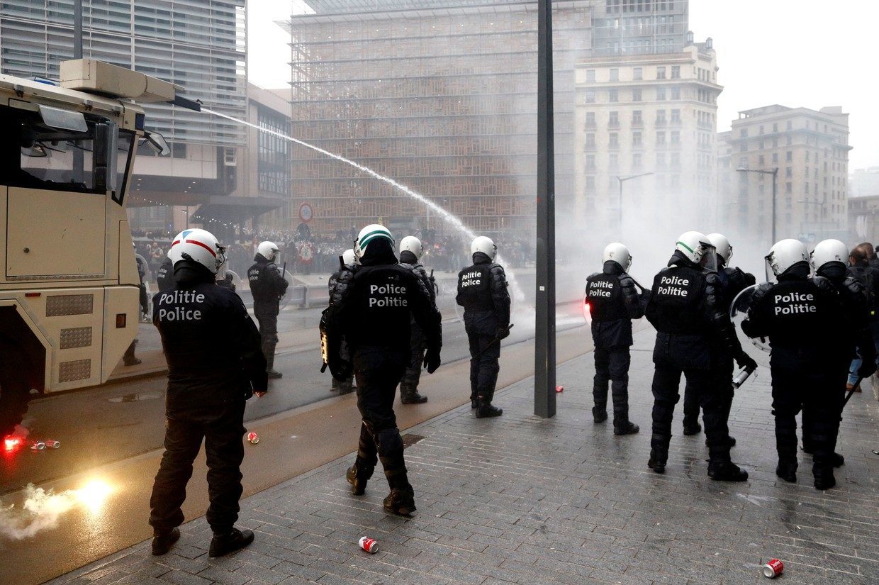 В Бельгии семь человек получили ранения в ходе манифестации против карантина