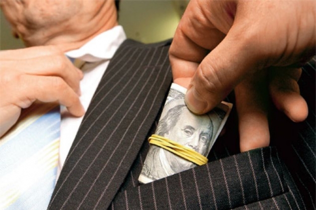 Алматыда судья 10 мың доллар алып жатқан жерінен ұсталды