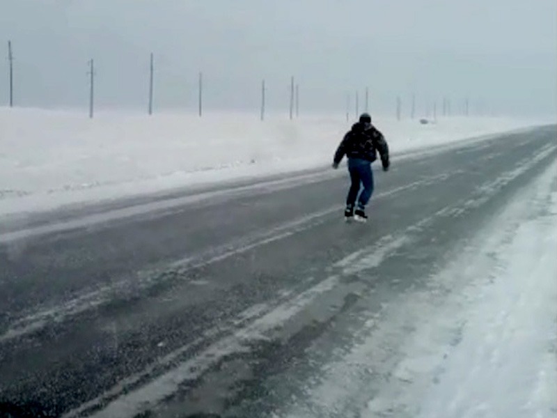 Водитель прокатился на коньках по автодороге в ЗКО