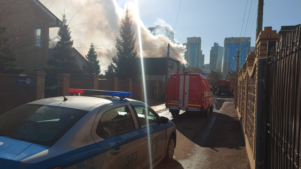 Нұр-Сұлтанда қаланың ортасындағы жеке үй өртенді