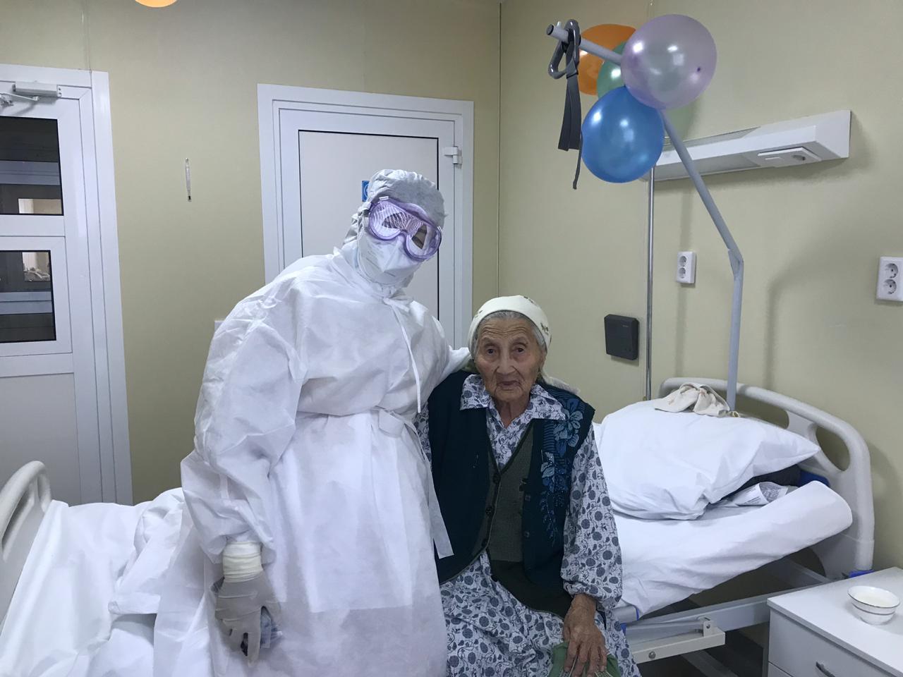 Шымкентте 100 жасқа толған әжей пневмониядан жазылып шықты 