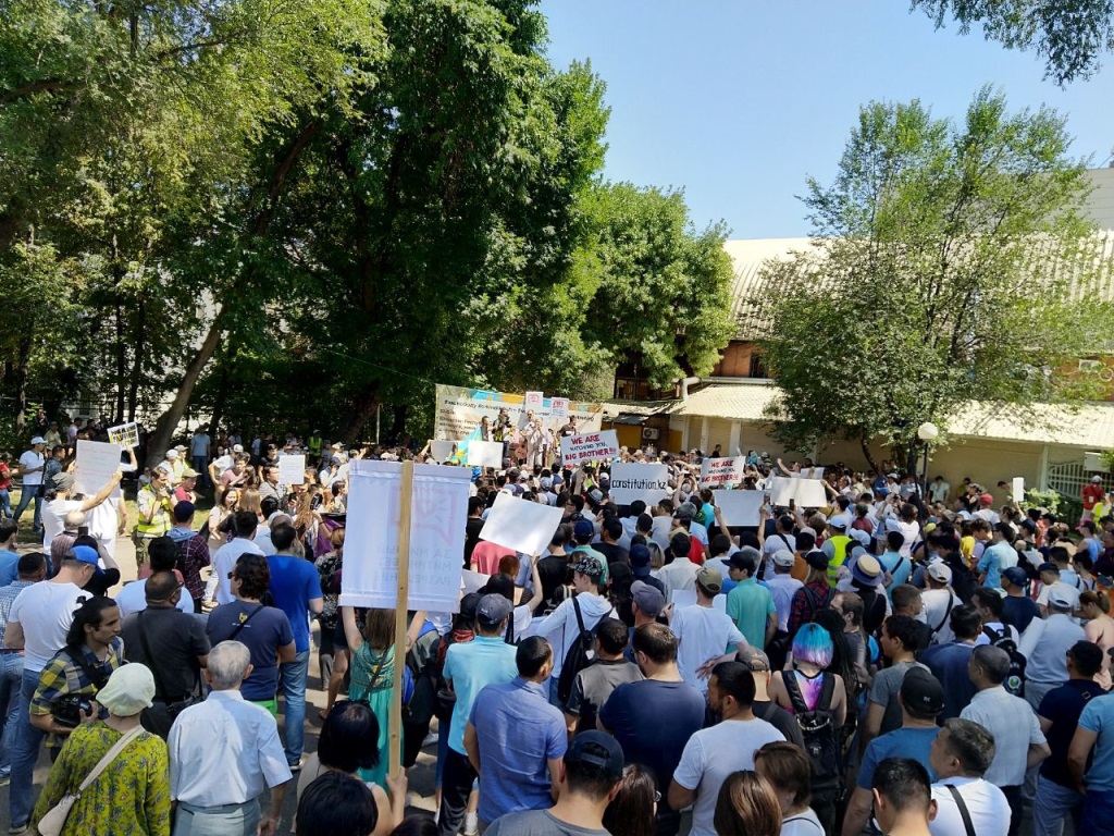 В мирном митинге в Алматы участвуют около 200 человек 