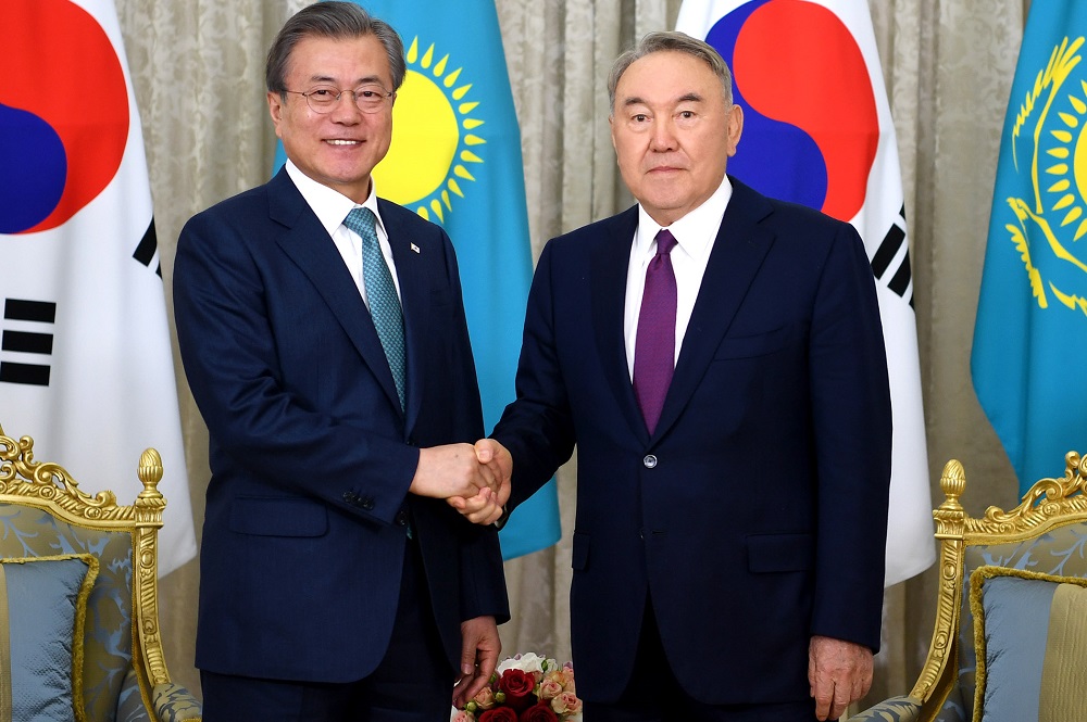 Президент Южной Кореи пожелал Назарбаеву победить коронавирус