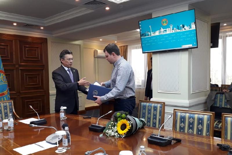 10-қабаттан құлаған баланы қағып алған жігітке 500 мың теңге сыйақы берілді