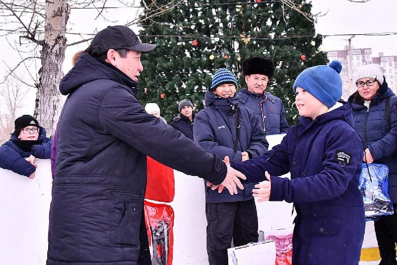 Екібастұзда балаларға коньки таратылды