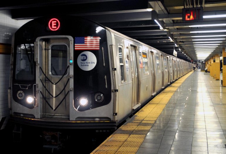 Қазақстаннан барған қыз Нью-Йорк метросында 10 мың долларын жоғалтып алды