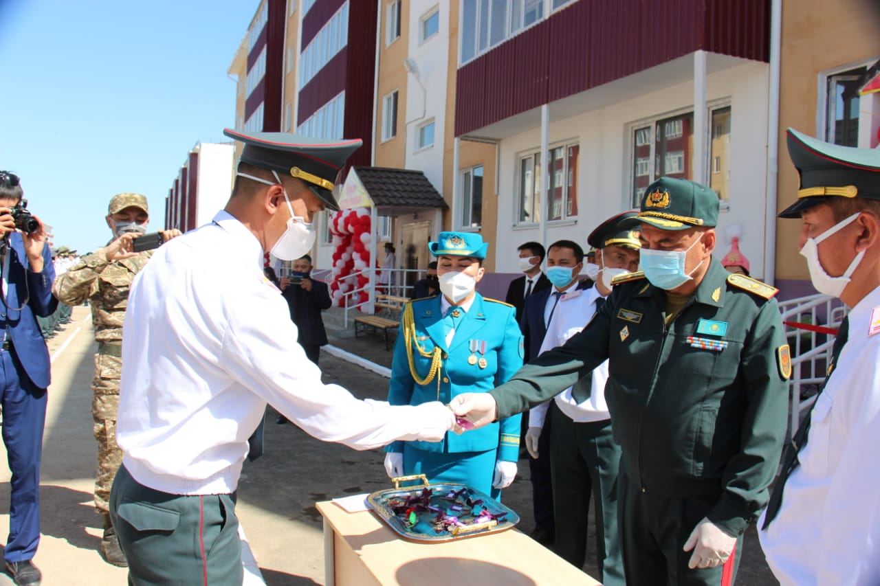 Аягөз гарнизонының әскери қызметшілеріне пәтер кілті табысталды