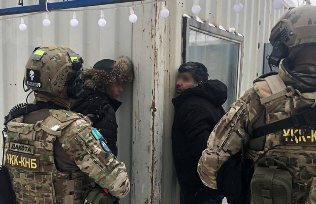 Елордада кәсіпкерлерді қорқытып, ақша алып жүрген әзербайжандық ұсталды