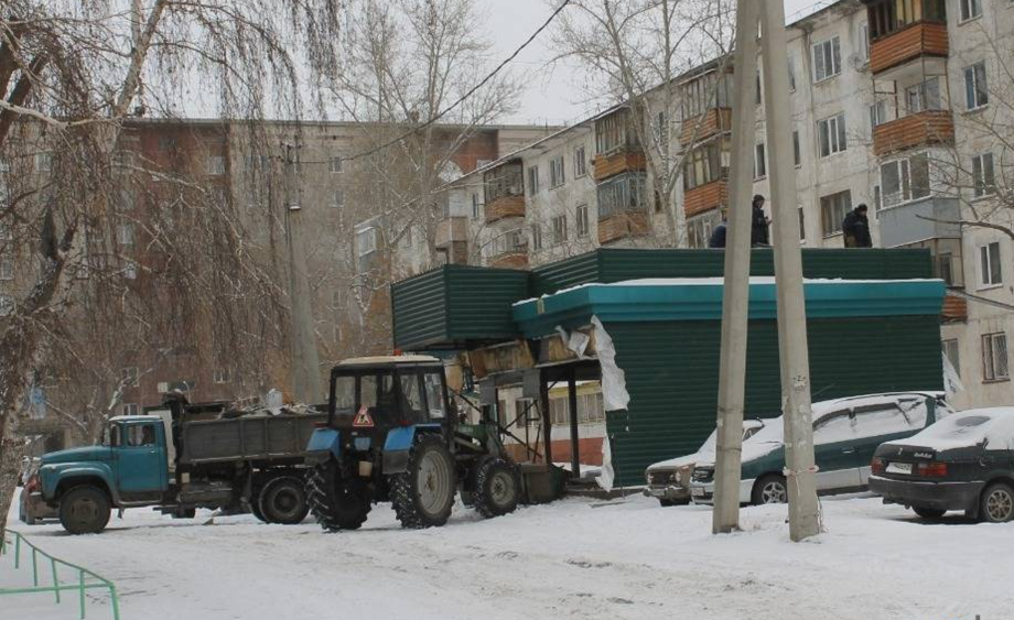 Әкімдік аула ішіндегі дүкендерді қиратуға кірісті