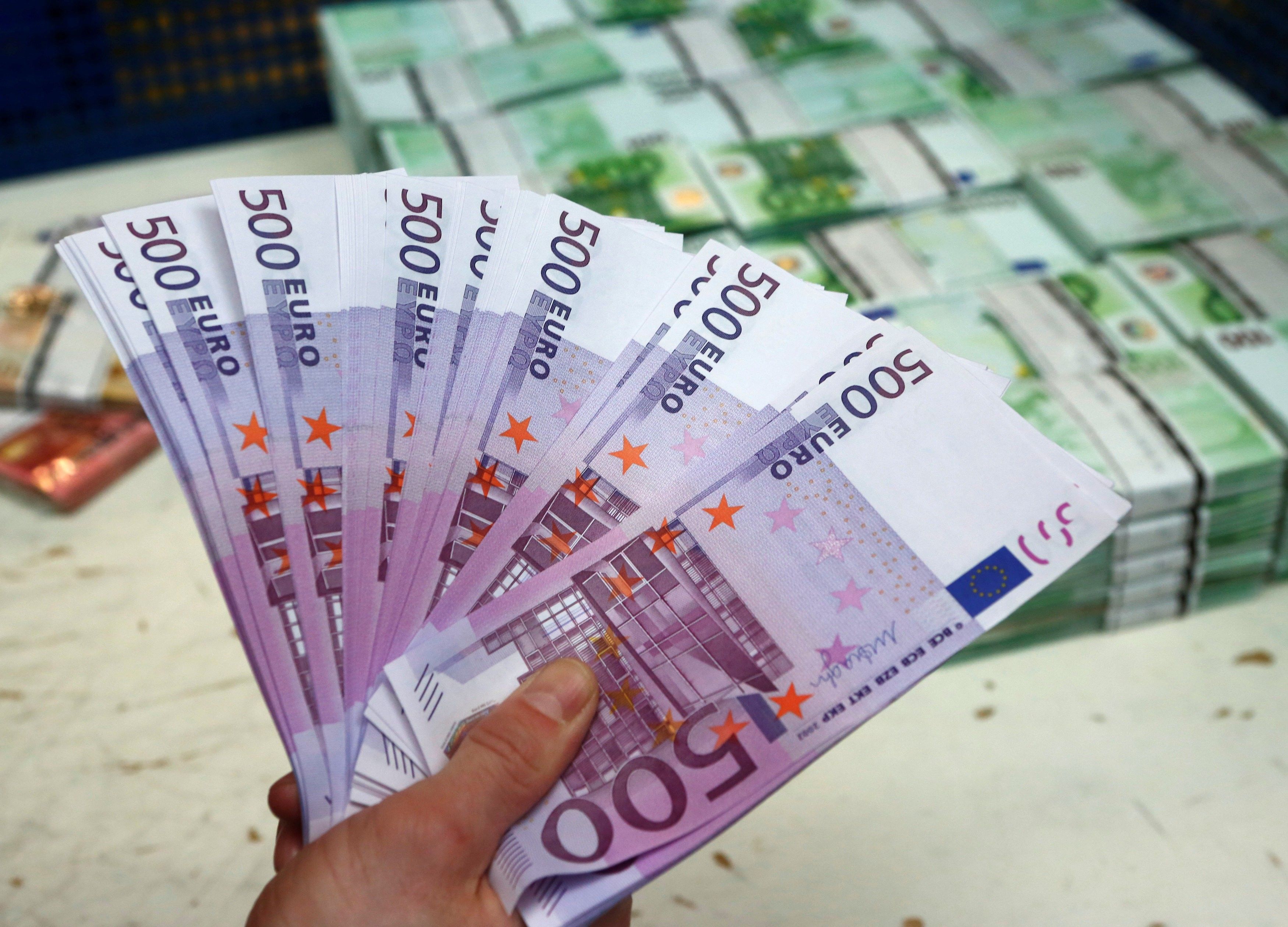 В Казахстане значительно подскочил спрос на евровалюту 