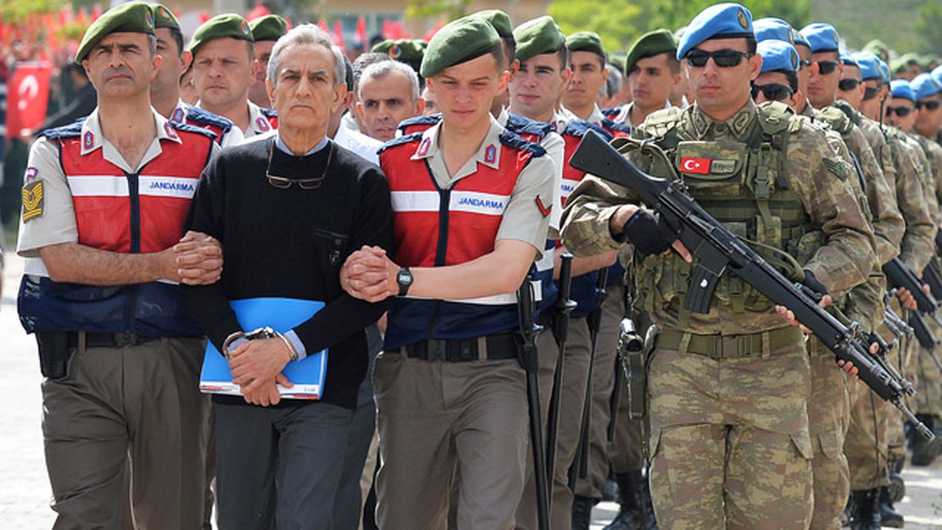 В Турции выдали ордер на арест почти 300 военных    
