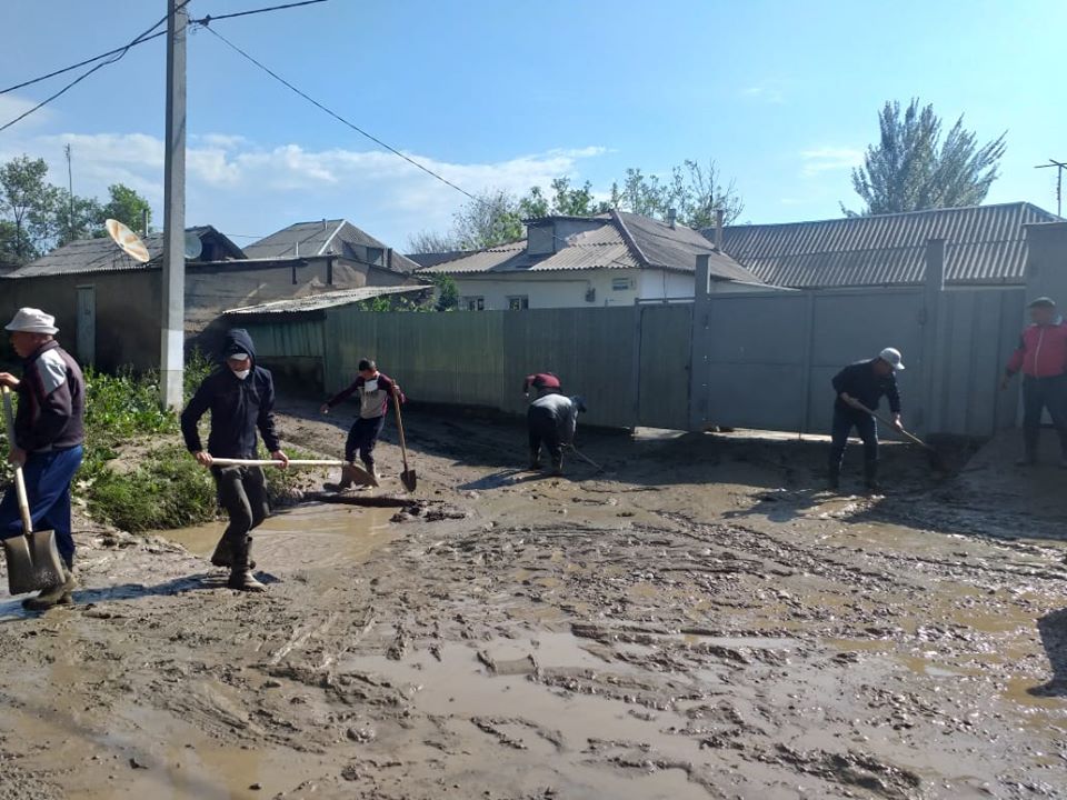 Ленгір қаласында көшелер мен аулаларды су басты