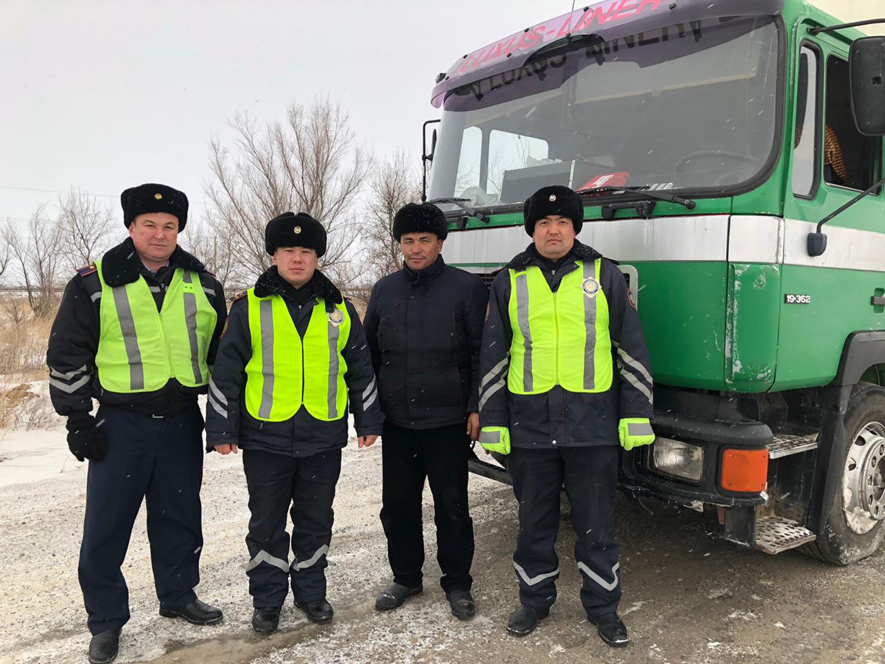 Бұзақылар жүк көлігін «тоқсаныншы жылдардың тәсілімен» тонаған