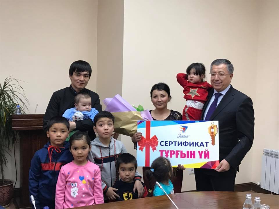 Елбасының алдында сөз сөйлеген көпбалалы анаға үй берілді