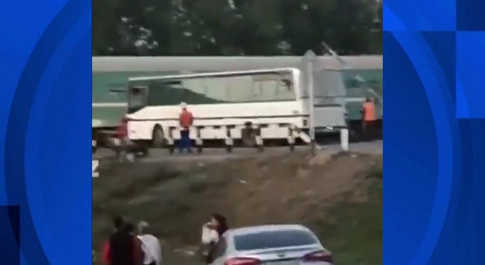 Темір жол өткелінде тағы бір автобус кептелісте тұрып қалды