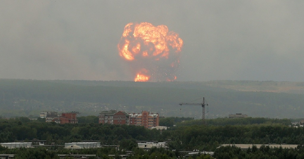 При взрывах на военных складах вблизи Ачинска пострадали 12 человек