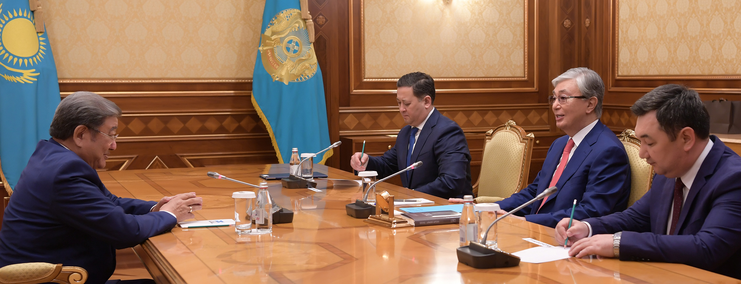 Мемлекет басшысы Монғолияның Тұңғыш Президенті Пунсалмаагийн Очирбатпен кездесті