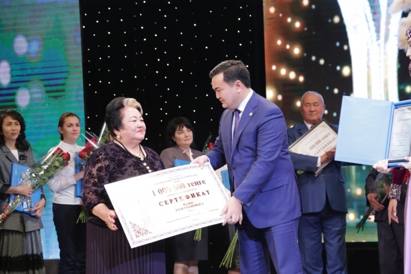 Қарағандыда үздік ұстаздарға облыс әкімінің сыйлығы тапсырылды