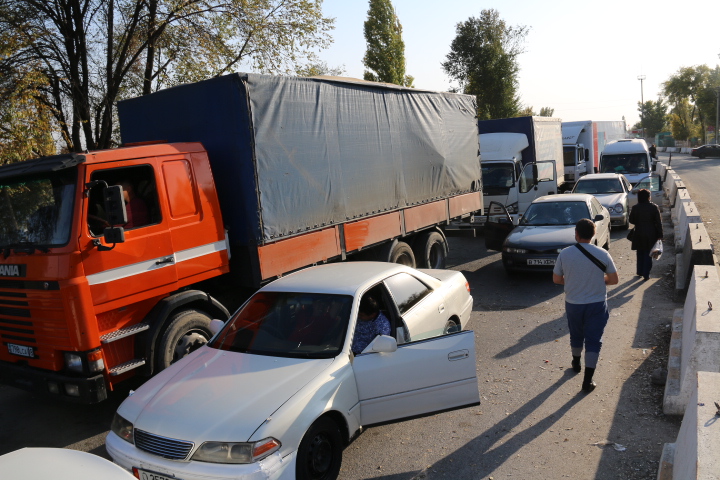 Шекара бекеттеріндегі көлік кептелісі наразылық тудыруда