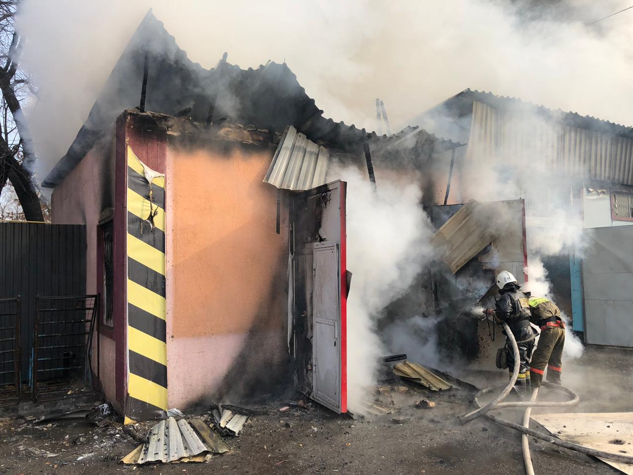 Алматыда техникалық қызмет көрсету орталығында өрт шықты