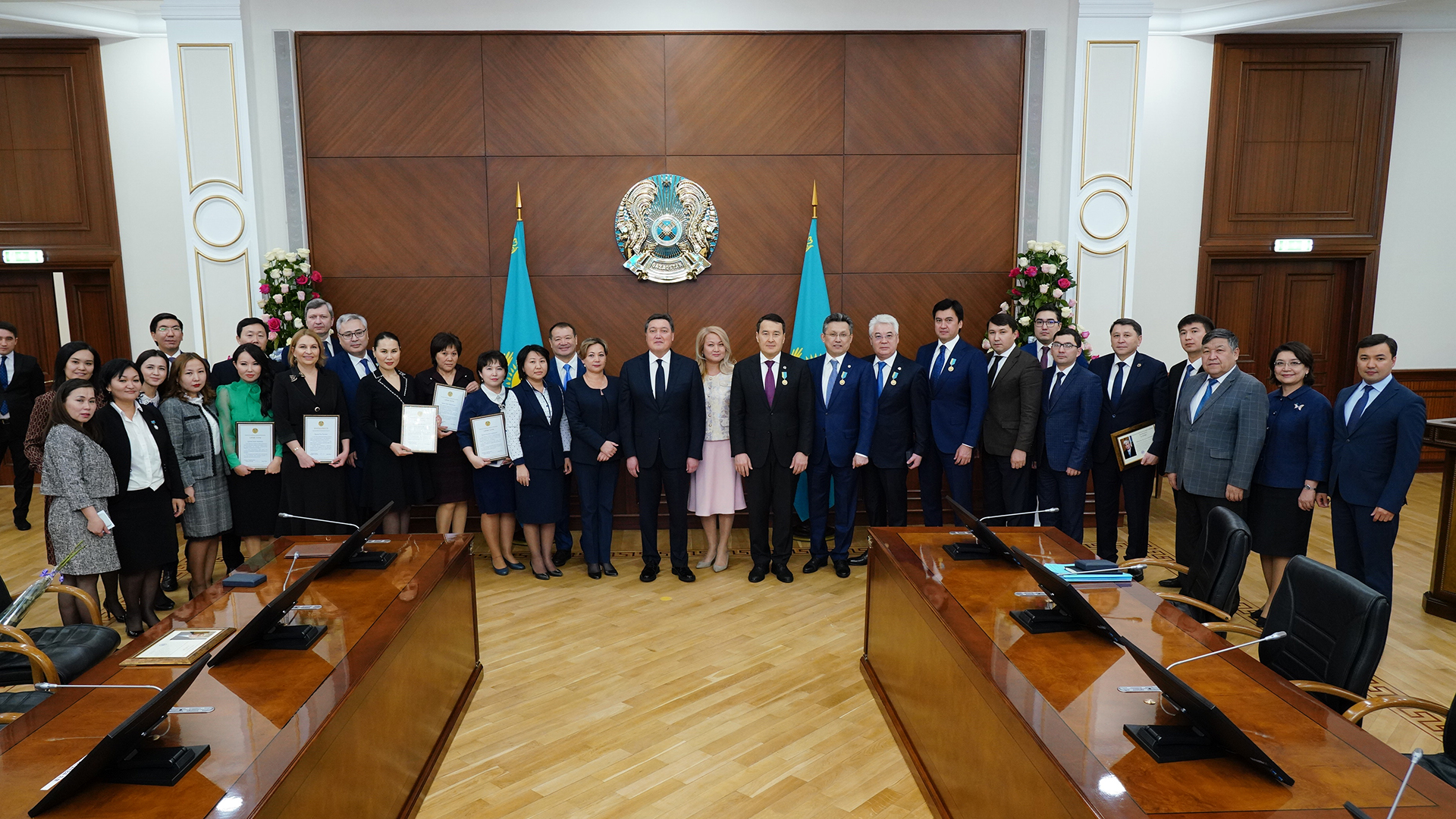  Тәуелсіздік күніне орай мемлекеттік және партия марапаттары табысталды