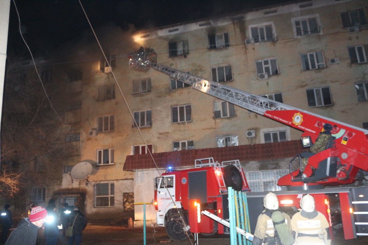 Шесть человек получили отравление угарным газом при пожаре в многоэтажке в Кызылорде