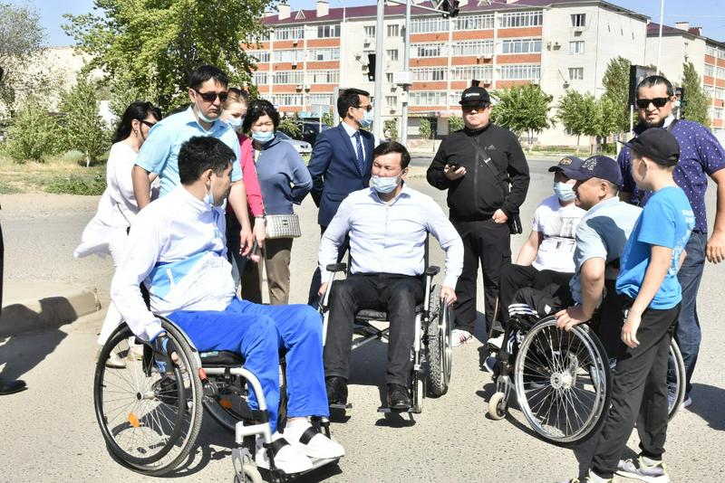 Ақтөбенің әкімі қаланы мүгедектер арбасымен аралап шықты