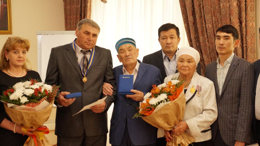 Браконьерлермен күресте қаза болған инспектордың ордені оның әкесіне табысталды